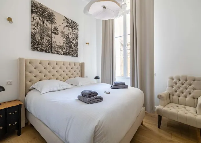 Luxury Renovated Apartment - Rue Hoche