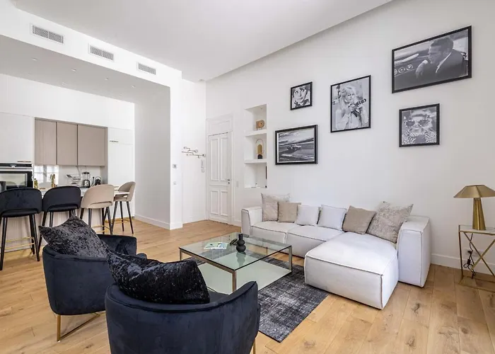 Luxury Renovated Apartment - Rue Hoche